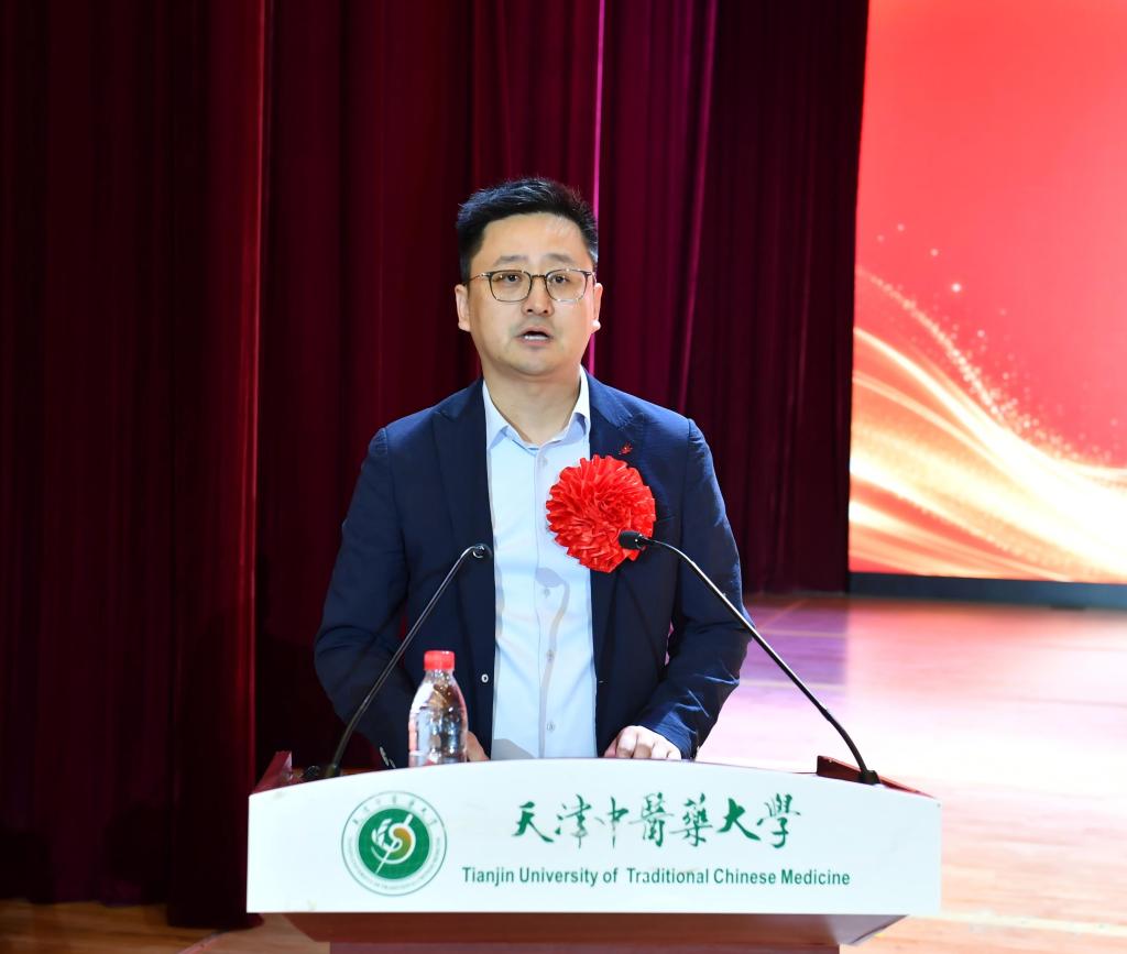 在庄重温馨的氛围中